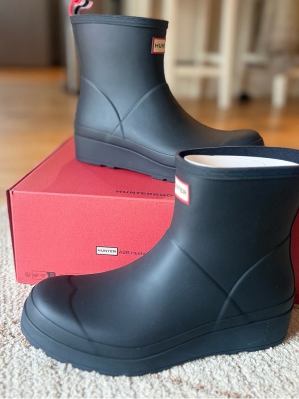 Hunter OG Chelsea women’s rain boot. Size 8.